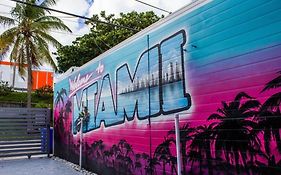 Cozy & Colorful Miami Art Canvas W/Hottub & Murals